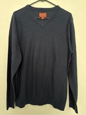 Red Ale Men's V-Neck Sweater in Navy Blue